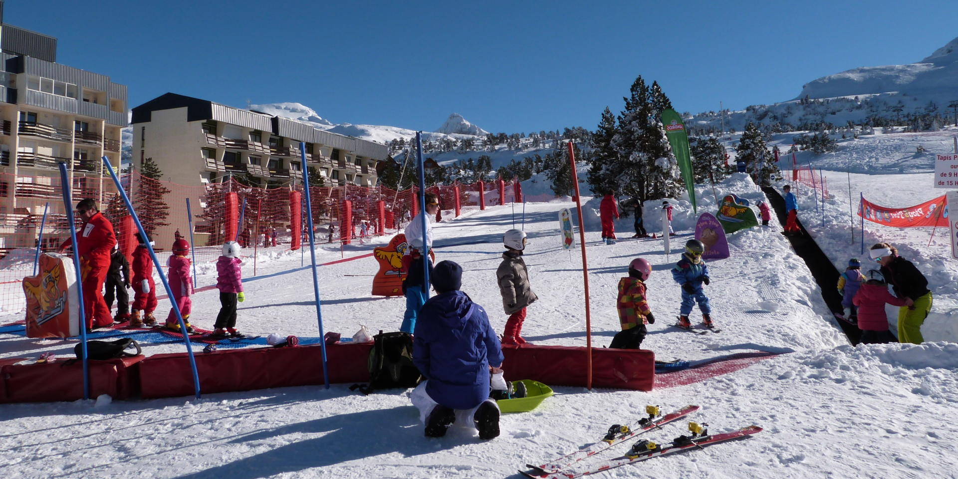 Petits enfants débutent au ski avec le Club Piou-Piou à La Pierre Saint-Martin