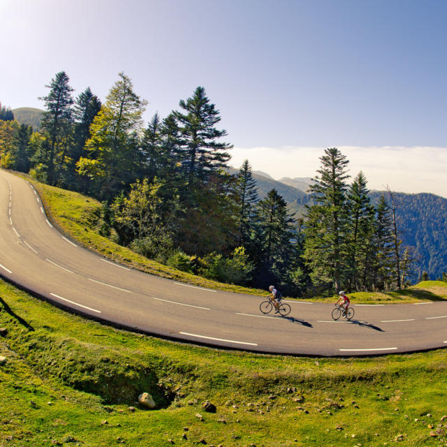 Deux cyclistes montent le col de la Pierre Saint Martin