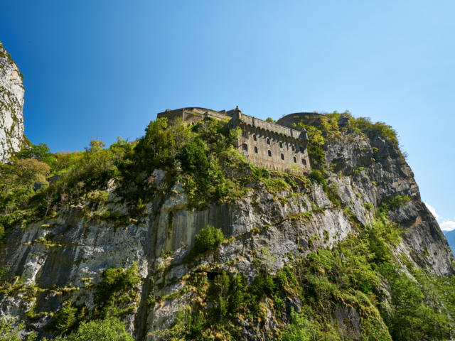 Vue sur le Fort du Portalet depuis la route