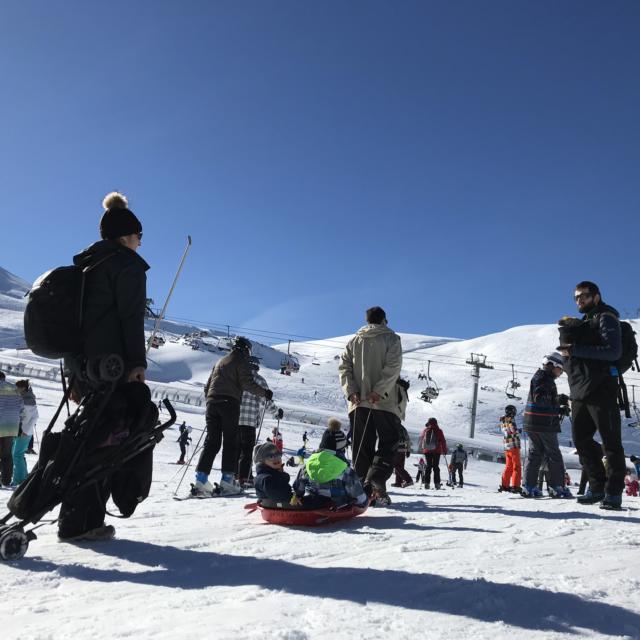 Enfants sur une luge à La Pierre Saint-Martin