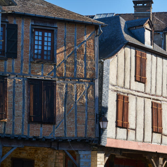 Façade à colombage sous le soleil, dans le quartier médiéval de Sainte-Croix à Oloron Sainte-Marie