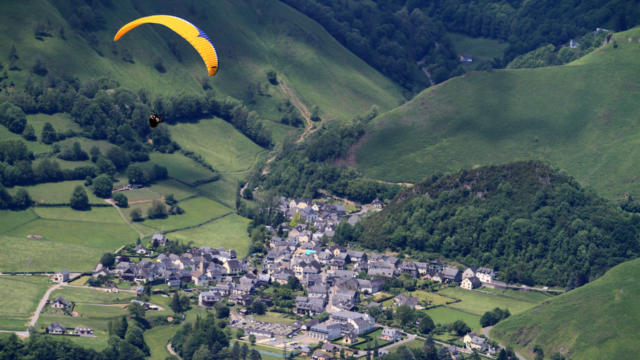 Parapente survole le village d'Accous
