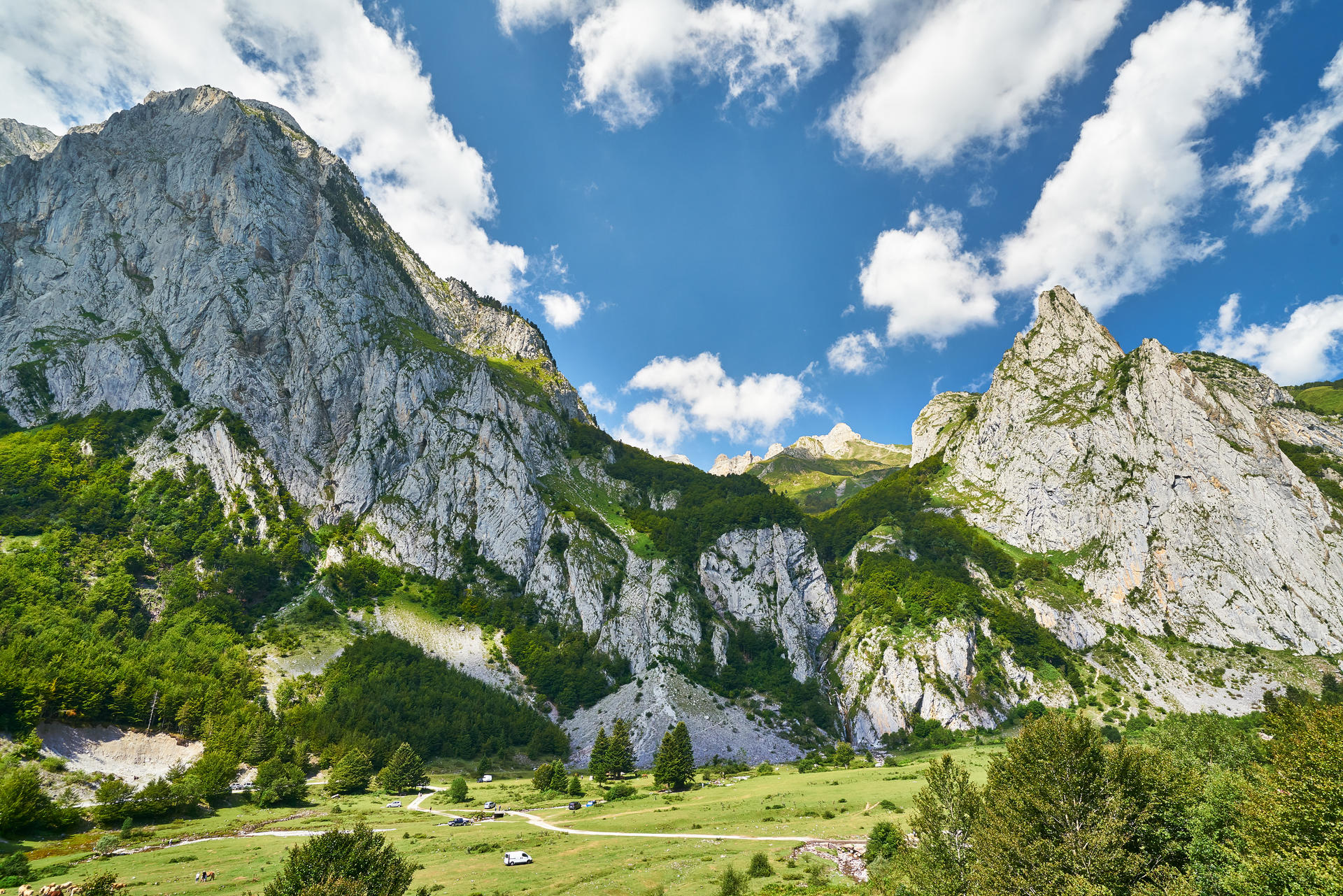 le-cirque-de-lescun-au-printemps-site-officiel-des-pyr-n-es-b-arnaises