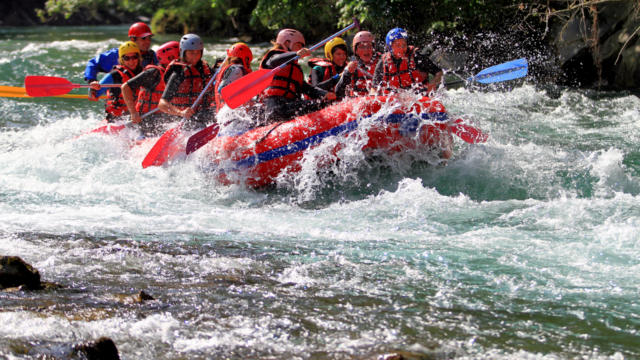 Groupe de personnes font du Rafting Sur Le Gave D'aspe à Oloron Sainte Marie