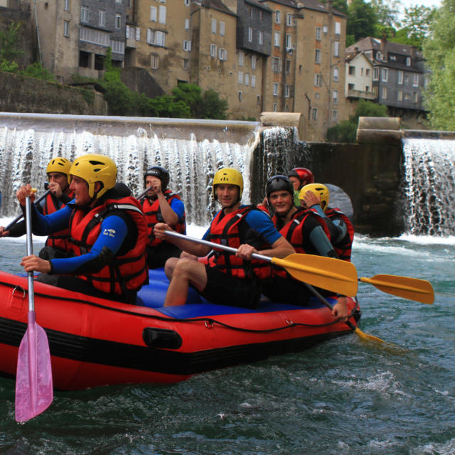 Groupe de personnes font du Rafting Sur Le Gave D'aspe à Oloron Sainte Marie
