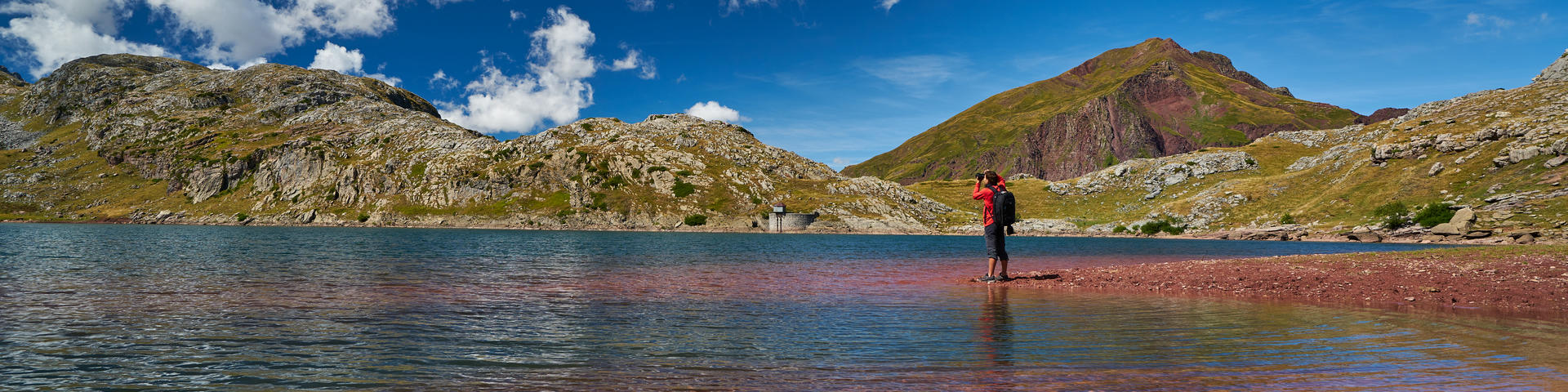 Vue depuis le lac d'Estaens à Urdos, un homme prend une photo