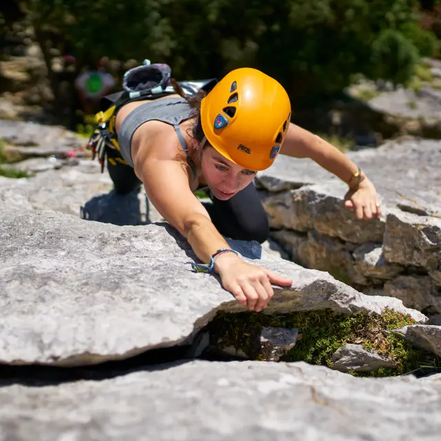 Una deportista escalando el acantilado Arguibelle en Lanne en Baretous