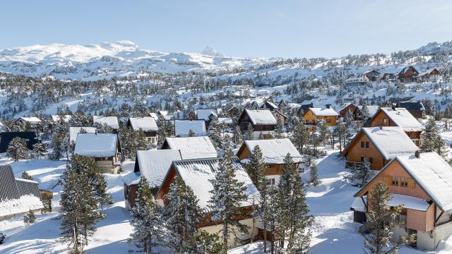 Vue sur le village de chalets de La Pierre Saint-Martin en hiver