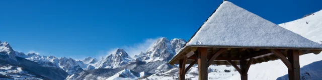 Vue sur le village de Lescun sous la neige depuis le belvédère