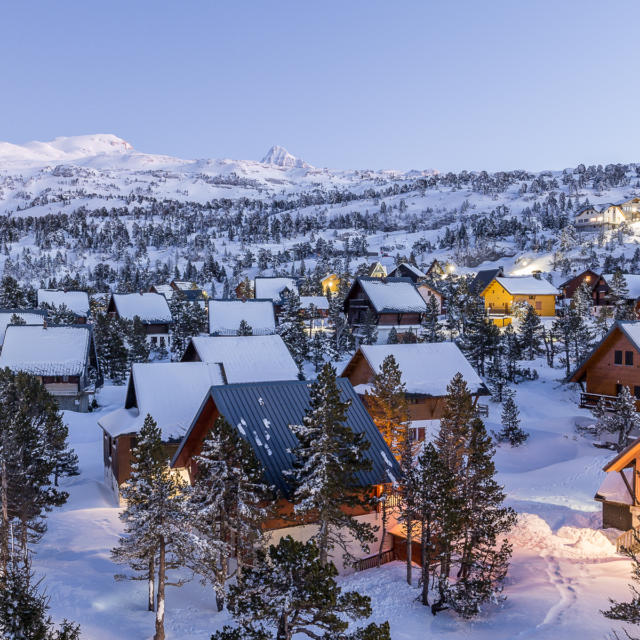 Vue du village de chalets en hiver à La Pierre Saint-Martin
