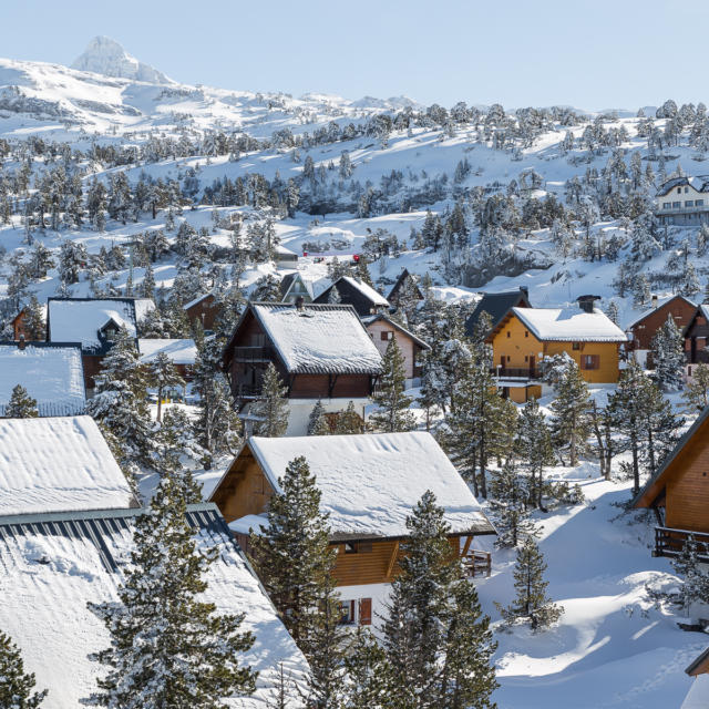 Village de chalets dans la station de la Pierre Saint Martin sous la neige