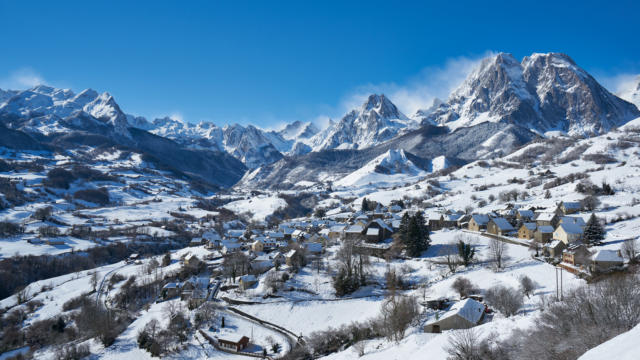 Vue sur le village de Lescun et sur les montagnes enneigées dans la Vallée d'Aspe