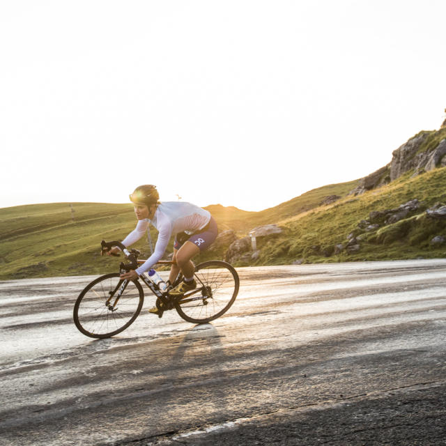Une cycliste entame une descente
