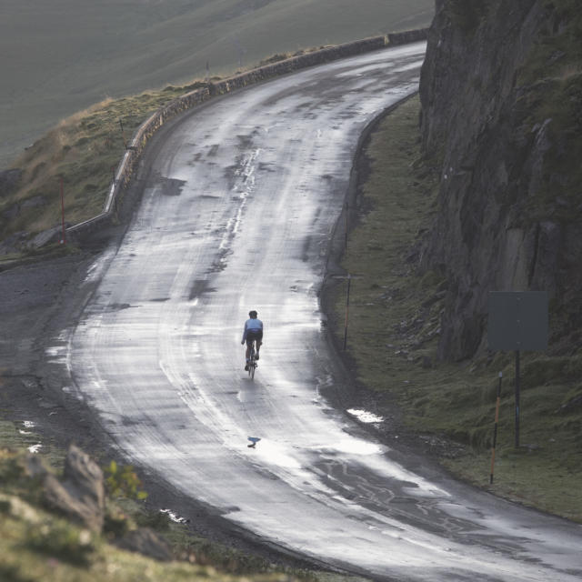 Une cycliste entame une ascencion