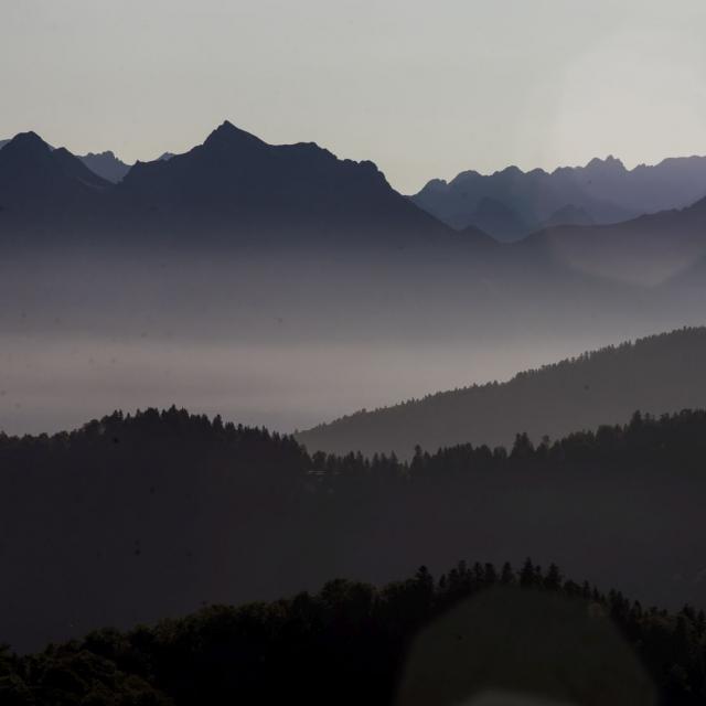 Paysage des Pyrénées béarnaises sous la brume