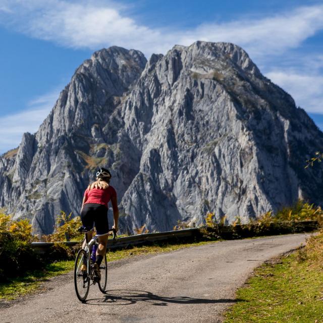 Camille Deligny grimpe vers l'Abérouat à Lescun (Pyrénées béarnaises)