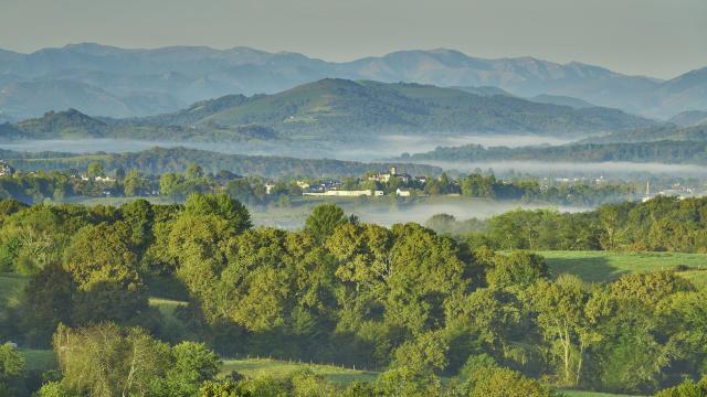Diversité des paysages pour randonner en Pyrénées béarnaises entre vallées, piémont et montagnes