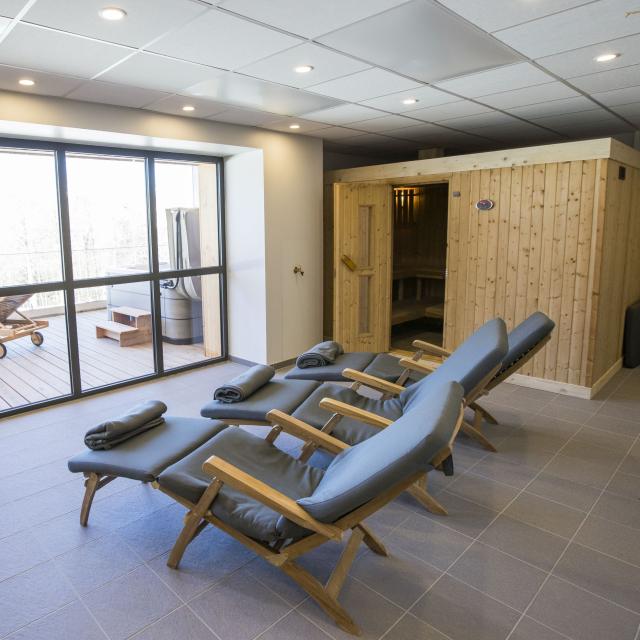 Terrasses panoramiques intérieures et extérieures à l'espace bien-être du Somport équipé d'un sauna et d'un spa extérieur privatisables avec vues sur les sommets enneigés des Pyrénées Béarnaises.