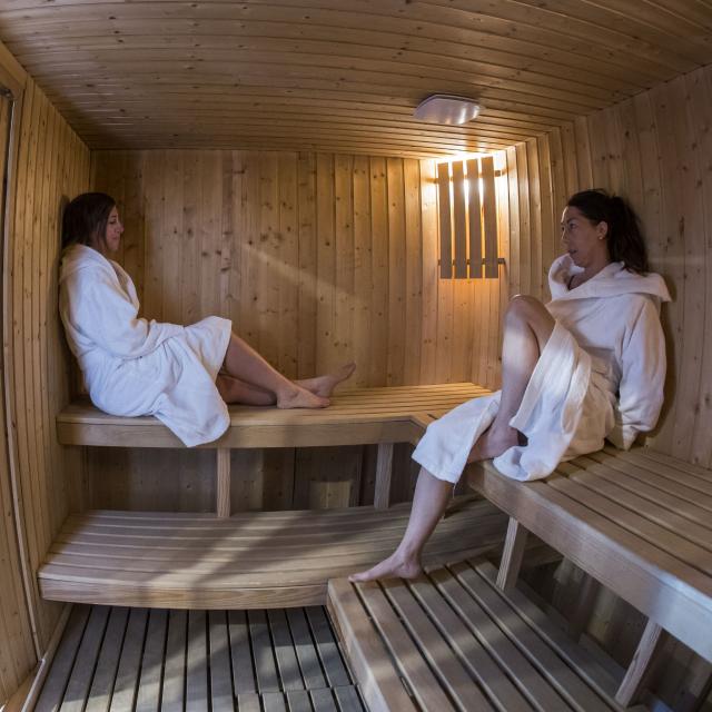 Moment de détente et de bien-être dans le sauna privatisable de 1 à 6 personnes à l'Espace Somport en haute Vallée d'Aspe, Pyrénées Béarnaises