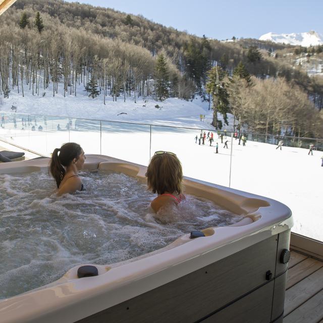 Détente garantie dans le spa de l'espace Somport situé sur une terrasse panoramique avec vue sur les montagnes et le domaine nordique