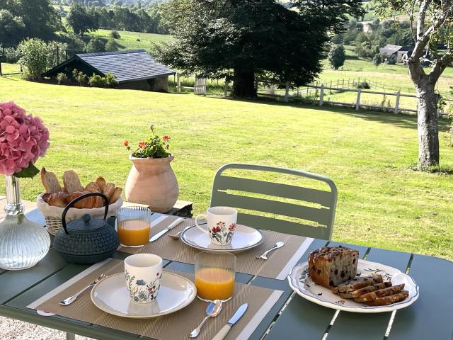 En chambres d'hôtes le petit-déjeuner est compris, les hôtes des Pyrénées béarnaises vous proposent des produits du terroir pour commencer la journée.