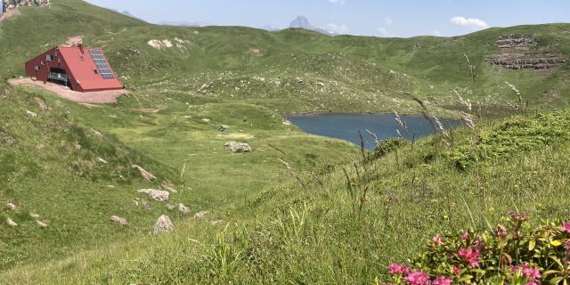 Randonnée du lac d'Arlet en Vallée d'Aspe avec un refuge à 2000 mètres totalement rénové pour profiter d'un moment hors du commun