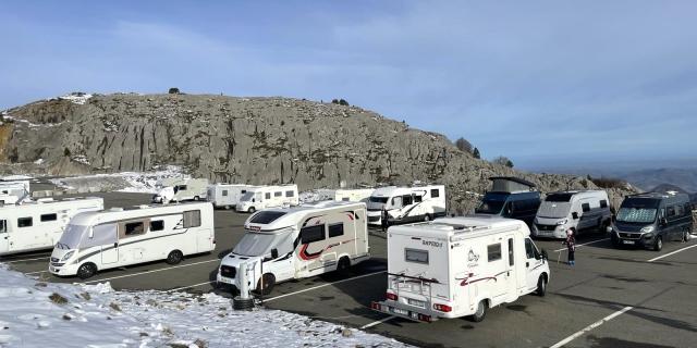 En Pyrénées béarnaises vous trouverez des aires de camping-car dédiées avec des services adaptés