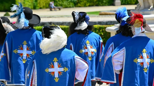 groupe de mousquetaires de dos