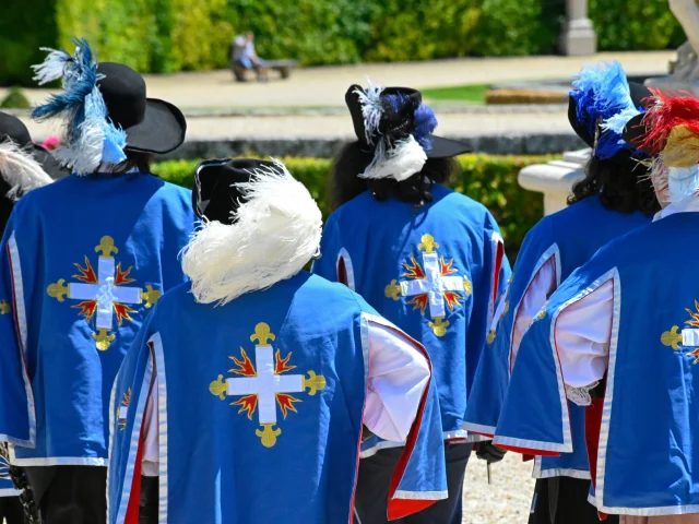groupe de mousquetaires de dos