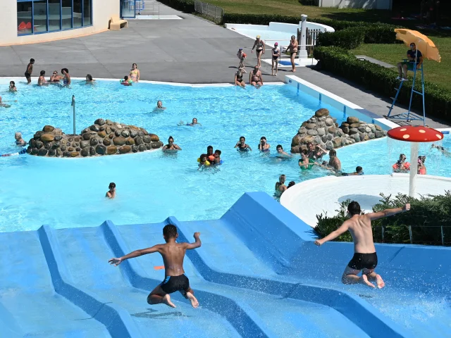Piscine d'Oloron Sainte-Marie, bassin extérieur en Pyrénées béarnaises.