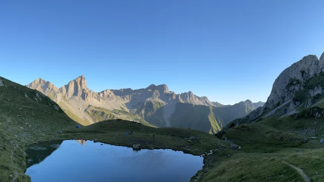 Lac d'Ansabe au pied des Aiguilles d'Ansabère dans le cirque de Lescun en Vallée d'Aspe, Pyrénées béarnaises