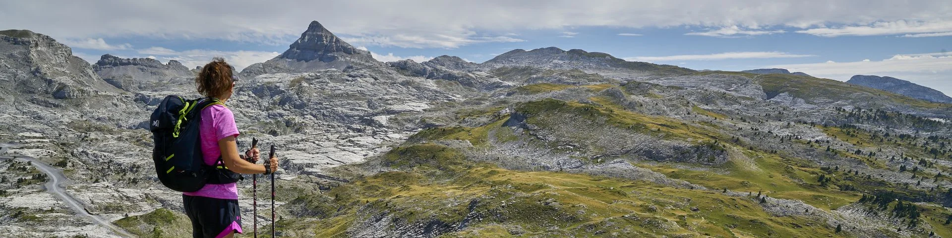 Randonnée à la Pierre Saint-Martin en Pyrénées béarnaises avec vue privilégiée sur le Pic d'Anie