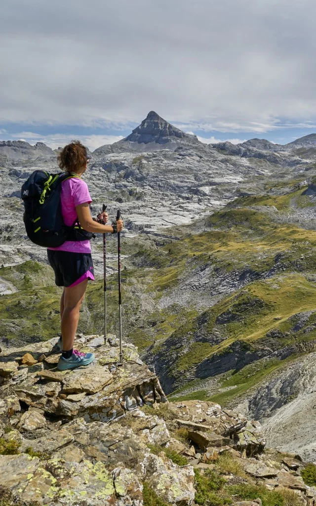 Randonnée à la Pierre Saint-Martin en Pyrénées béarnaises avec vue privilégiée sur le Pic d'Anie