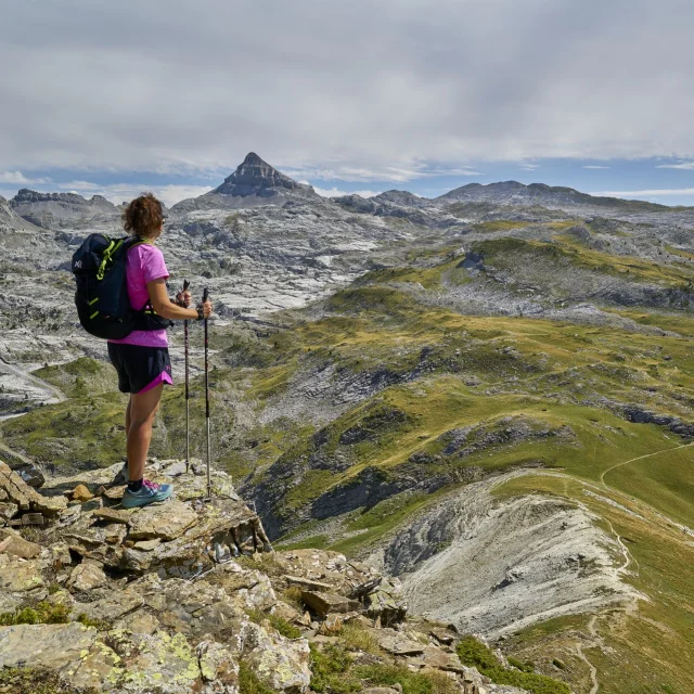 Randonnée à la Pierre Saint-Martin en Pyrénées béarnaises avec vue privilégiée sur le Pic d'Anie