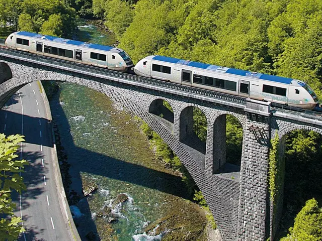Train de Pau à Bedous, en Pyrénées béarnaises.