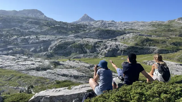Sur la trace des marmottes à la Pierre Saint-Martin en Pyrénées béarnaises.