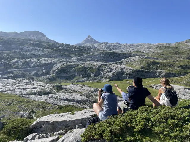 Sur la trace des marmottes à la Pierre Saint-Martin en Pyrénées béarnaises.