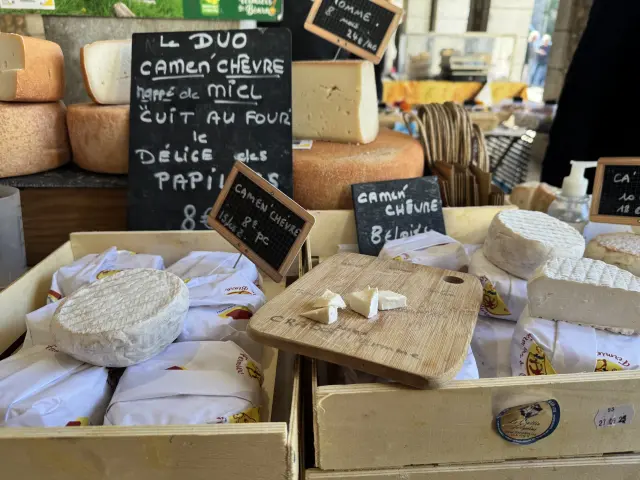 Fromage fermier de chèvre, fais en Pyrénées béarnaises.