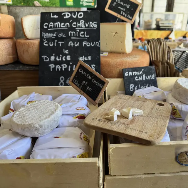 Fromage fermier de chèvre, fais en Pyrénées béarnaises.