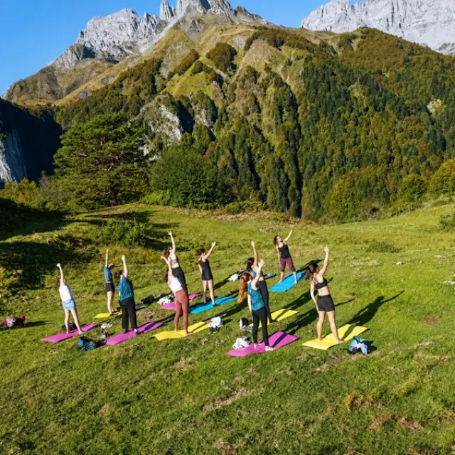 Yoga en pleine nature à Lescun en Pyrénées béarnaises.