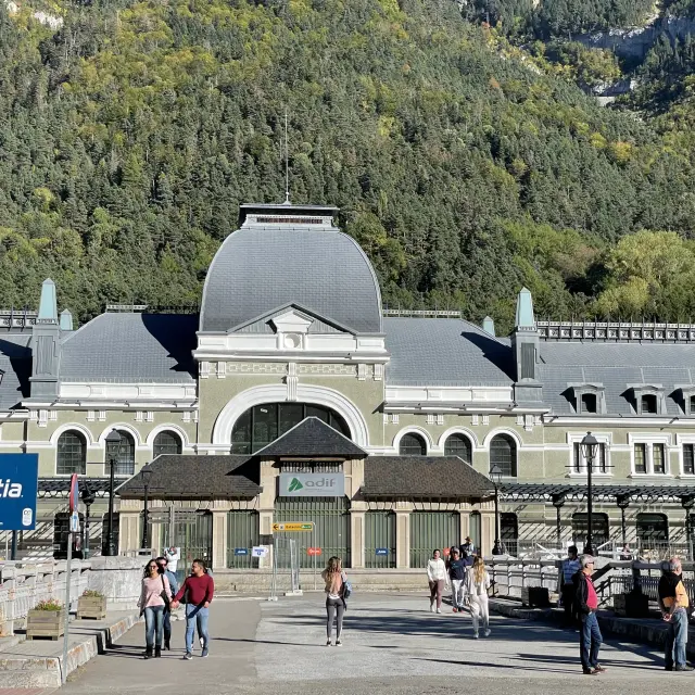 Gare de Canfranc, Pyrénées espagnoles.